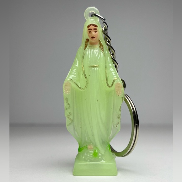 Glow in the dark Mother Mary keychain - Picture 2 of 5